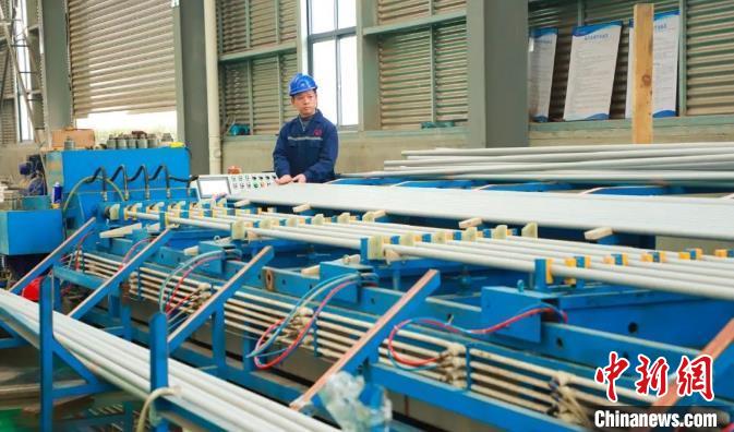 周宁不锈钢(新型材料)深加工产业园内，工人正在进行钢管水压测试。　王珊珊 摄