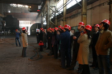 在炼铁厂的主控室里在炼钢厂转炉炉台上在轧钢厂的现场参观球团厂